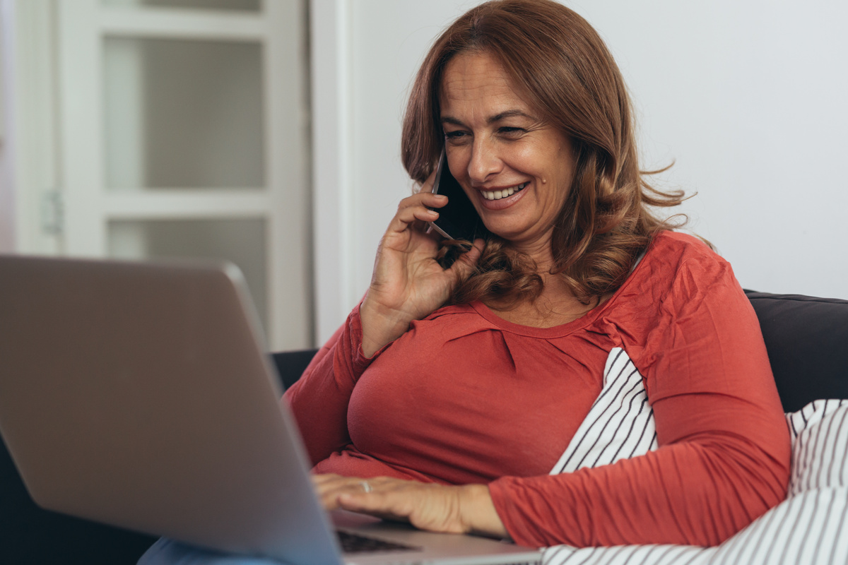Smiling woman on the phone