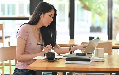 woman on computer at coffee shop