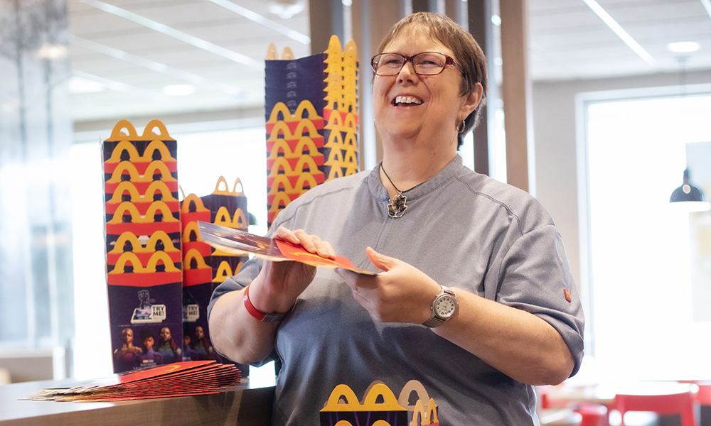Individual folding boxes and smiling in a restaurant