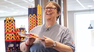 Individual folding boxes and smiling in a restaurant